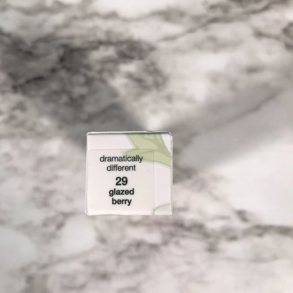 Clinique Dramatically Different Lipstick - Picture 5 of 7